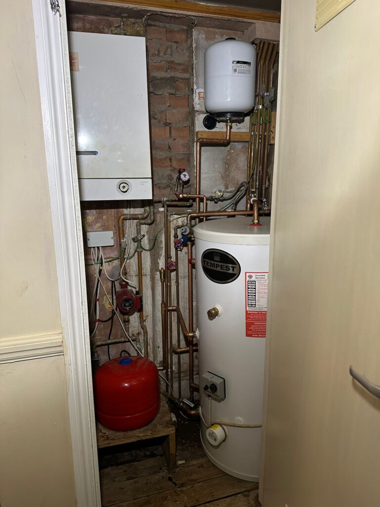 Hot water cylinder replacement and repair service in N10